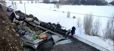 Aşkale'de Tır Duvardan Aşağı Düştü!
