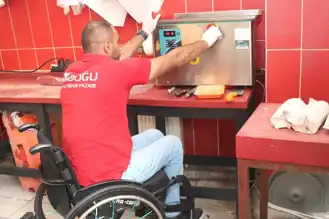 Felçli Genç, Kasap Dükkanı Açarak Hayallerine Ulaştı