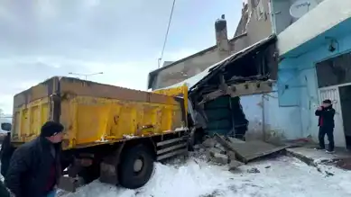 Erzurum'da Kamyon Kömürlüğe Girdi!