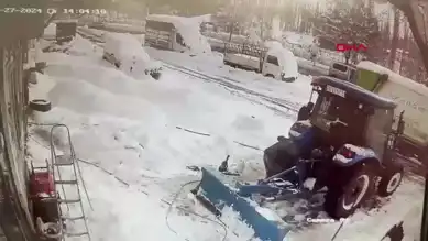 Erzurum'da Kar Kütlesi Kazası: Lastikçi Yara Alarak Kurtuldu