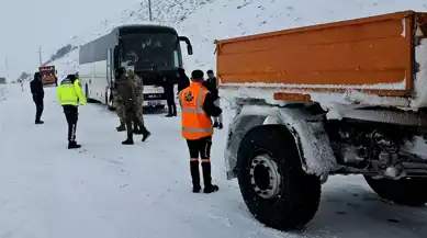 Erzurum'da Öğrenci Otobüsü Karla Kapandı, 42 Kişi Kurtarıldı