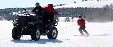 Kayakçı, Buzlu Gölde Adrenalin Dolu Anlar Yaşadı!