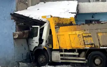 Erzurum'da Kamyon Kazası: Odunluk Duvarı Yıkıldı