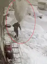 Çatıdan Düşen Kar Kütlesi Lastikçiyi Yaraladı