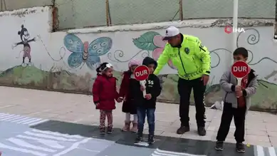 Öğrenciler Trafikte Güvenli Geçişi Öğrendi