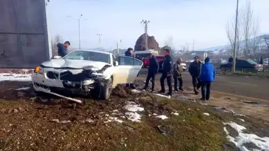 Oltu'da Çarpışma: 4 Yaralı, 2'sinin Durumu Ağır