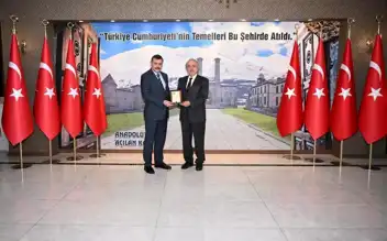 Vali, Yerel Kalkınma Vakfına Plaket Verdi