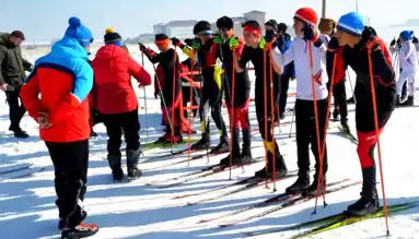 Yüksekova'da Kayaklı Koşu Yarışması: 60 Sporcu Yarıştı