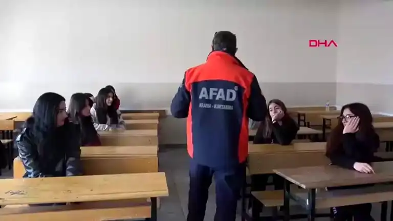 Erzurum'da Öğrencilere Deprem, Öğretmenlere Yangın Eğitimi