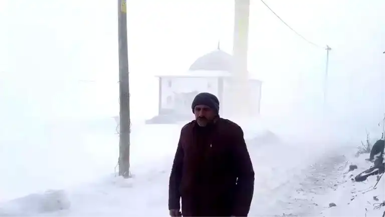Aşkale'de Yaşamı Felç Eden Kar Yağışı