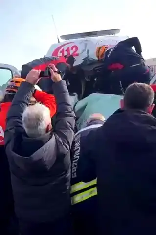 Erzurum'da Ambulans Kazası: Sağlık Çalışanları Yaralandı