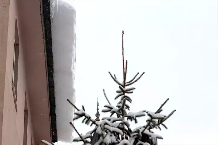 Erzurum'da Çatılardaki Buz Tehlikesi: Vatandaşlar Çözüm İstiyor