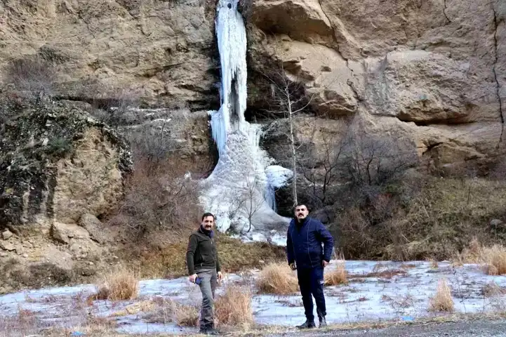 Erzurum Şenkaya'da Buz Tutmuş Şelale
