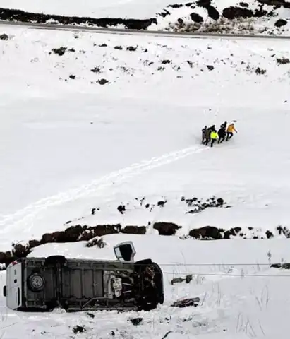 Karla Kaplı Yolda Minibüs Kazası: Sürücü Yaralı