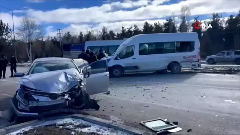 Erzurum'da Servis Aracı Kazası: 6 Yaralı