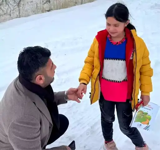 Ferit Kaya 1500 Öğrenciye Mont Bağışı Yaptı
