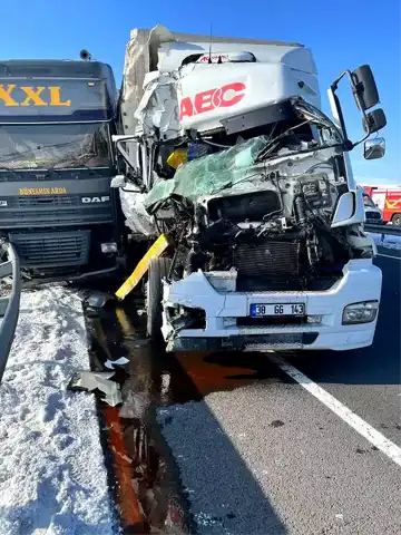 Horasan'da Tır Kazası: 1 Ölü, 1 Yaralı
