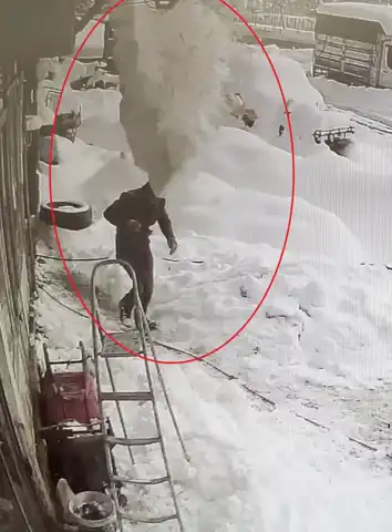 Çatıdan Düşen Kar Kütlesi Lastikçiyi Yaraladı
