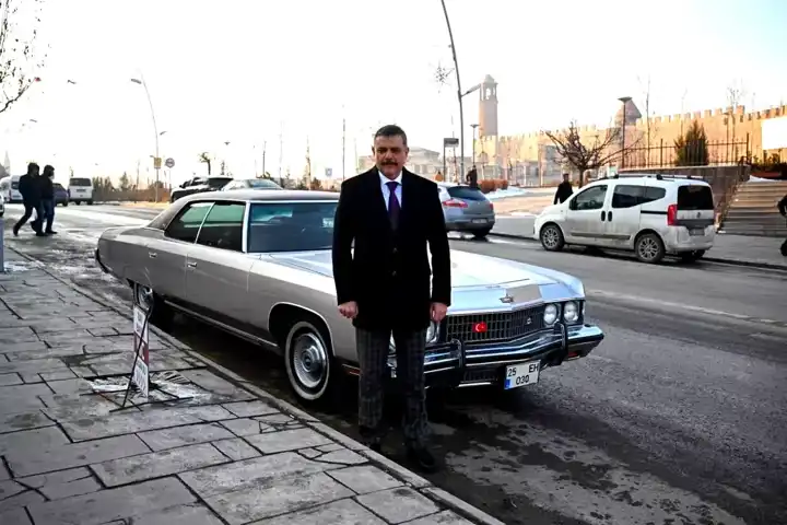 Vali Çiftçi, Türkeş'in Klasik Aracıyla Erzurum'da Turladı