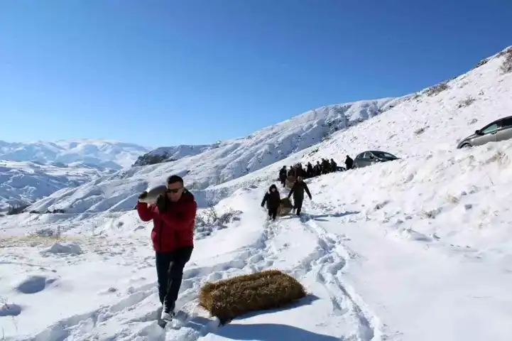 Kışın Yaban Hayvanlarına Destek Elini Uzatıyorlar